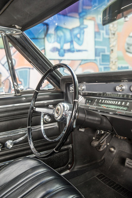 Chevrolet Chevelle Super Sport 396 Coupe (1966) – überraschend unsportliches Zweispeichen-Lenkrad mit vier Chromspangen im Kranz