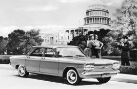 Chevrolet Corvair (1960) - Posieren vor dem Polizisten