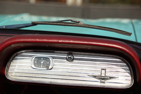 Chevrolet Corvair Monza Convertible (1962) - im Handschuhfachdeckel eingebaute Uhr
