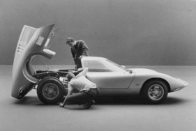 Chevrolet Corvair Monza GT (1963) - Mittelmotorbauweise, gegenüber dem serienmässigen Corvair war der Motor um 180 Grad verdreht eingebaut