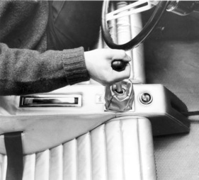 Chevrolet Corvair Monza GT (1963) - ein vollsynchronisiertes Vierganggetriebe mit normaler H-Schaltung diente zum Wechseln der Fahrstufen