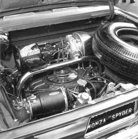 Chevrolet Corvair Monza Spyder (1962) - Blick in den Motorraum der Turbo-Variante