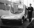 Chevrolet Corvair Testudo (1963) - das Bertone-Konzeptfahrzeug wird über die zu öffnende Fahrerkabine bestiegen