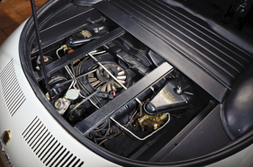 Chevrolet Corvair Testudo Bertone (1963) - Blick auf den Sechszylinder-Motor mit 81 PS im Heck