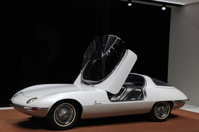 Chevrolet Corvair Testudo Bertone (1963) - die Frontscheibe besteht aus Glas, der obere Bereich des Dachs aus Kunststoff Chevrolet Corvair Testudo Bertone (1963) - die Frontscheibe besteht aus Glas, der obere Bereich des Dachs aus Kunststoff