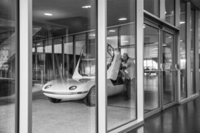Chevrolet Corvair Testudo Bertone (1963) - wer liebt, der schiebt - aufgenommen im Automuseum von Turin im Jahr 2016