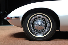 Chevrolet Corvair Testudo Bertone (1963) - wie alt wohl diese Reifen sind?