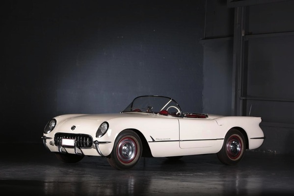 Bild: Chevrolet Corvette (1954) - angeboten als Lot 355 an der Versteigerung "Les Grandes Marques du Monde au Grand Palais" von Bonhams am 6. Februar 2014