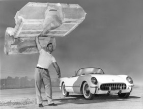 Chevrolet Corvette (1954) - die Leichtigkeit der Karosserie - hier der Unterboden, das grösste integrale Teil der Karosserie - wird von Norbert Shemansky präsentiert