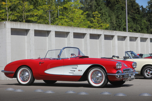 Image: Chevrolet Corvette (1960) - in red and white - Older Classics August 2024