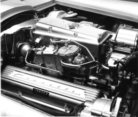 Chevrolet Corvette (1962) - Blick unter die Motorhaube - eingespritzter 327-er mit 360 PS - Pariser Autosalon 1962