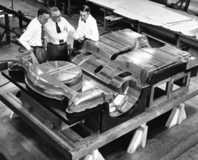 Chevrolet Corvette (1962) - Produktion - der erste Schritt war die Produktion der Formen, hier mit Mahagoni-Holz