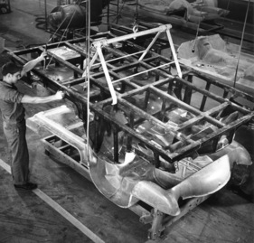 Chevrolet Corvette (1962) - Produktion - um die Befestigungspunkte zu boren, wird ein Markiergestell auf den Karosserieboden gelegt