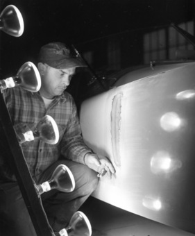 Chevrolet Corvette (1962) - Reparaturen - Heizlampen werden eingesetzt, um das Zusammenfügen der Teile zu beschleunigen