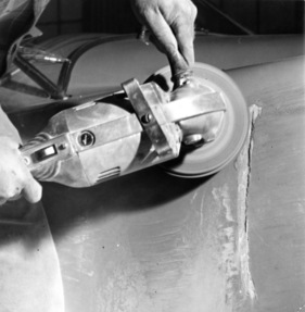 Chevrolet Corvette (1962) - der erste Schritt bei einer Reparatur - Schnitt in die Kunststoffschicht