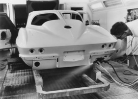 Chevrolet Corvette (1963) - Lackierung der Corvette Sting Ray - das Fahrzeug bewegt sich auf einem kleinen Fahrzeug