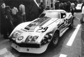 Chevrolet Corvette (1973) in Le Mans 1973 - Die mit Gürtelreifen von Goodrich bestückte Corvette von John Greenwood war mit der heute legendären amerikanischen Stars and Stripes Bemalung bereits in der 38. Runde ausgeschieden