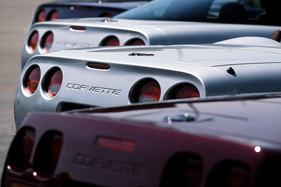 Chevrolet Corvette (1988) - vorne die C4, dahinter dreimal C5