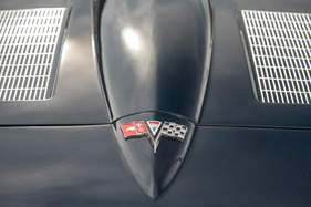 Chevrolet Corvette 327 (1962) - Fähnchen zieren die Corvette-Schnauze