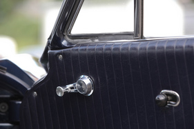 Chevrolet Corvette 327 (1962) - das Dreiecksfenster wird mit der Kurbel geöffnet