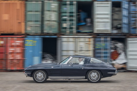 Chevrolet Corvette 327 (1962) - der Kopfraum ist knapp im Coupé