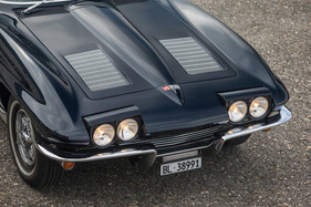 Chevrolet Corvette 327 (1962) - die Lüftungsöffnungen auf der Motorhaube sind Atrappen