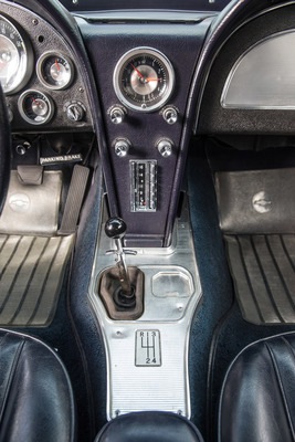 Chevrolet Corvette 327 (1962) - schmale Mitellkonsole mit Uhr und Radio