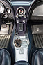 Chevrolet Corvette 327 (1962) - schmale Mitellkonsole mit Uhr und Radio