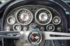 Chevrolet Corvette 327 (1962) - sechs Rundinstrumente informieren den Fahrer