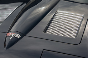 Chevrolet Corvette 327 (1962) - sehen fast aus wie Solarkollektoren, auch diese angedeuteten Lüftungsöffnungen verschwanden schon bald in den folgenden Baujahren