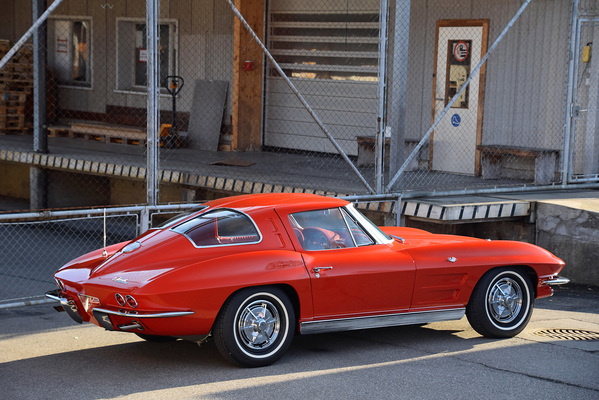 Bild: Chevrolet Corvette 327 Split Window (1963) - als Lot 132 an der Versteigerung der Oldtimer Galerie in Gstaad am 29. Dezember 2017