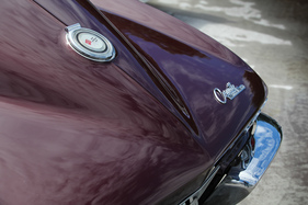 Chevrolet Corvette 327 Sting Ray Coupé (1965) - Schriftzug auf dem Heck - an der Dolder-Versteigerung der Oldtimer Galerie am 11. Juni 2016