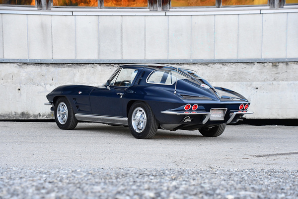 Image: Chevrolet Corvette 327 Sting Ray "Split Window" (1963) - as lot 148 at the "Gstaad Classic Car Auction" of the Oldtimer Galerie Toffen on December 29, 2023