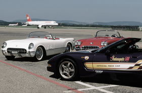 Chevrolet Corvette C1 (1953) - Piloten fuhren immer gerne Corvette, die C1 gesellt sich zu einer anderen C1 und einem 1998-er Pacecar-Modell