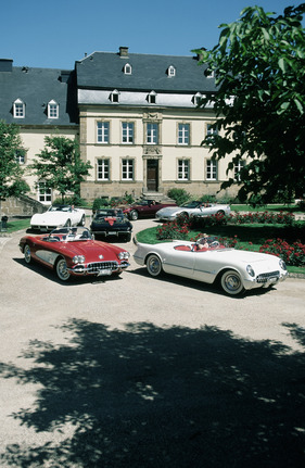 Chevrolet Corvette C1 (1953) - zusammen mit Fahrzegen der ersten fünf Generationen (C1-C5)