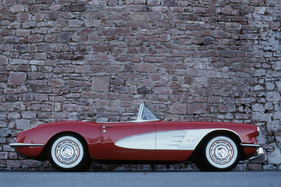 Chevrolet Corvette C1 (1959) - bereits mit Doppelscheinwerfern, aber noch dem ursprünglichen Heck