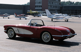 Chevrolet Corvette C1 (1959) - passt gut zu den Sportflugzeugen