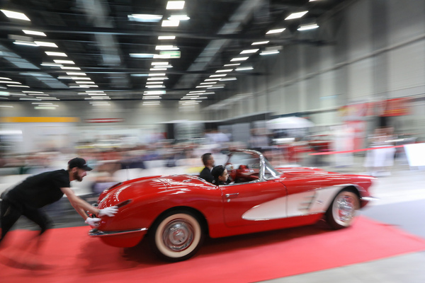 Chevrolet Corvette C1 (1960) - als Lot 43 an der Swiss Classic World Versteigerung der Oldtimer Galerie Toffen in Luzern am 3. Juni 2023