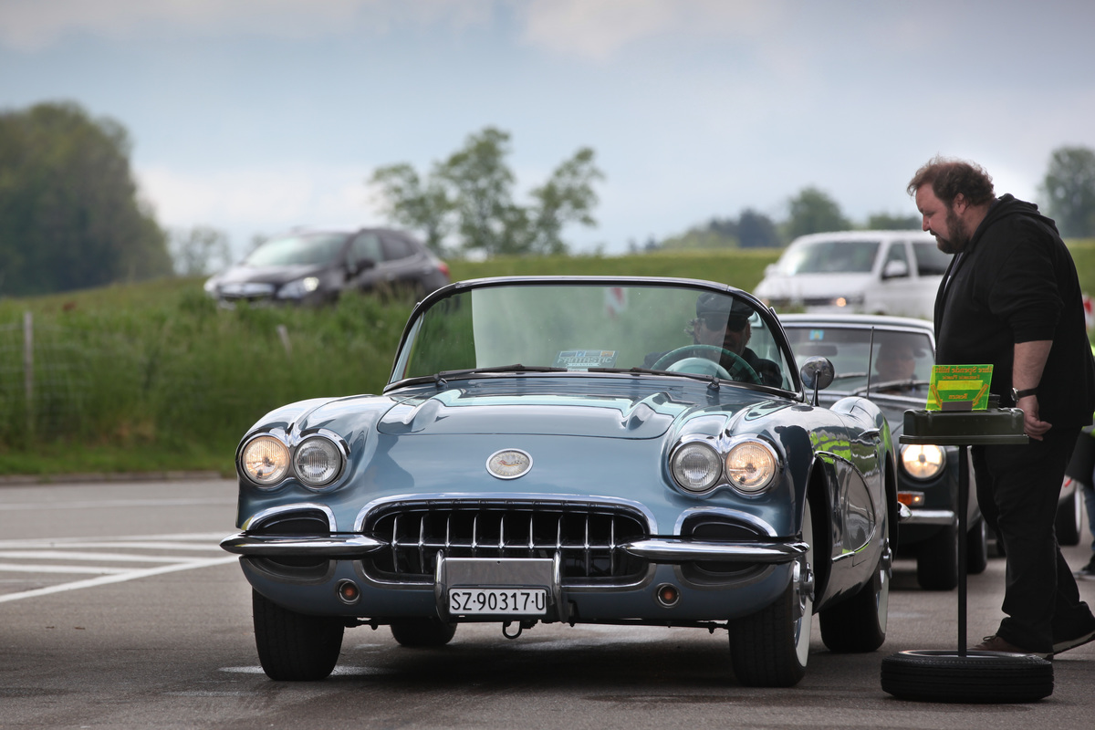 Chevrolet Corvette C1 (1961) - elegant in Blau - Fantastic Plastic 2019