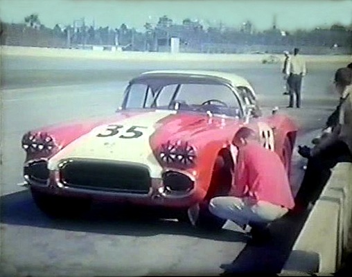 Chevrolet Corvette C1 (1962) beim 3 Stunden Rennen von Daytona 1962 - Skip Hudson’s Chevrolet Corvette C1 bei einem Boxenstopp (Standbild eines Levottofilms)
