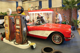 Chevrolet Corvette C1 wird beim OCB (Oldtimer Club Bern) "aufgetankt" - Oldtimer- und Teilemarkt Fribourg 2019