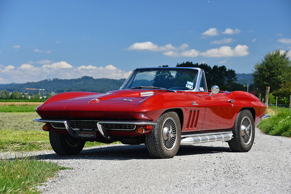 Bild: Chevrolet Corvette C2 427 Sting Ray Convertible (1966) - als Lot 131 an der Versteigerung der Oldtimer Galerie in Gstaad am 29. Dezember 2022