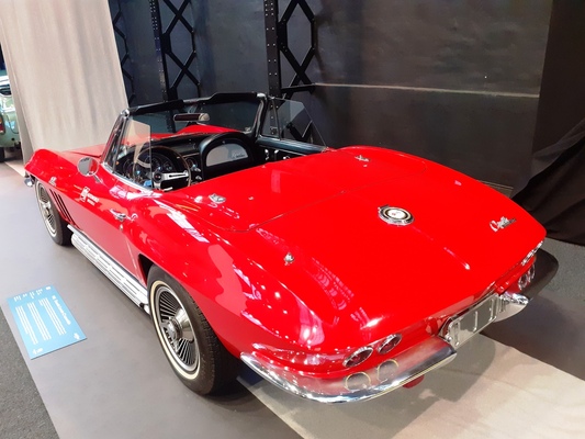 Chevrolet Corvette C2 Convertible von 1965 - Sonderschau Supercars 2 in der Autoworld Brüssel 2022/2023