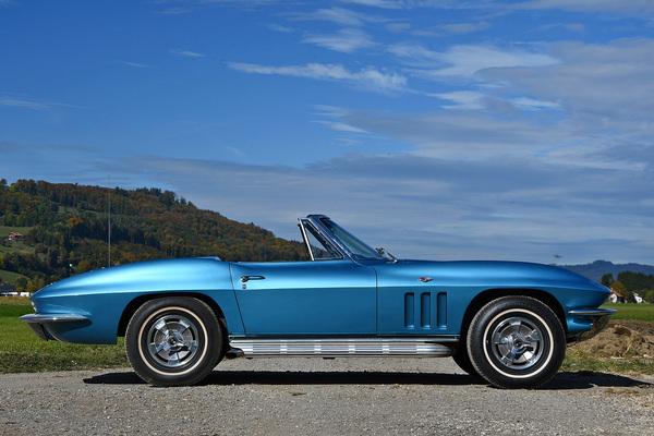 Image: Chevrolet Corvette C2 Sting Ray 327 Convertible (1966) - offered as lot 144 at the Oldtimer Galerie Toffen auction in Gstaad on December 29, 2021