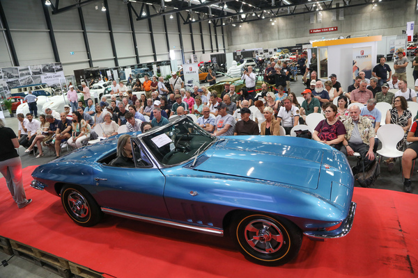 Chevrolet Corvette C2 Sting Ray Convertible (1965) - als Lot 37 an der Swiss Classic World Versteigerung der Oldtimer Galerie Toffen in Luzern am 3. Juni 2023