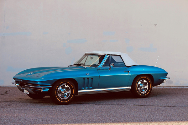 Chevrolet Corvette C2 Sting Ray Convertible (1965) - als Lot 37 angeboten an der Swiss Classic World Versteigerung der Oldtimer Galerie Toffen in Luzern am 3. Juni 2023