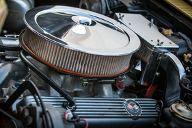 Chevrolet Corvette C3 (1969) - der Vergaser schnauft unter einem riesigen Luftfilter