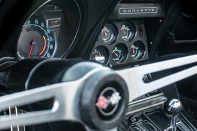 Chevrolet Corvette C3 (1969) - die Hilfsanzeigen sind in der Mittelkonsole angeordnet