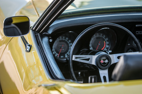 Chevrolet Corvette C3 (1969) - klassische Runduhren im Corvette-Cockpit
