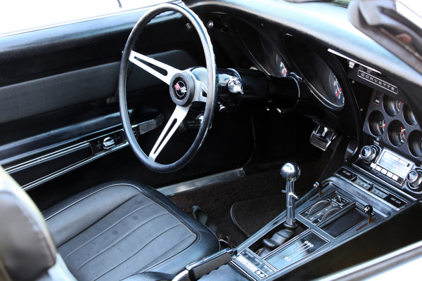 Chevrolet Corvette C3 (1969) - man beachte die Ausgänge der Glasfaserkabel, die das Leuchten von Aussenlampen auch im Innern zeigen